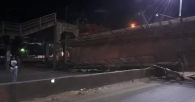 فيديو وصور.. انهيار كوبرى مشاة بطوخ فى القليوبية بسبب اصطدام سيارة نقل به