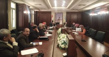 نائب محافظ الإسكندرية يشدد على إزالة أى عقبات تواجه أعمال الرصف بالاحياء