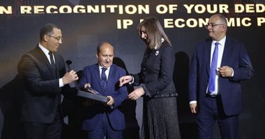 Business Today تكرم السفيرة نبيلة مكرم وزيرة الهجرة بحفل BT100