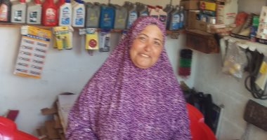 صور.. "فايزة" تؤدى أعمال الرجال.. بدأت طريق النجاح بقرض 5 آلاف جنيه من "تنمية المشروعات" بالغربية.. أنشأت مشروعا لتجارة زيوت وشحوم السيارات.. وتؤكد: حققت نجاحا كبيرا وتوسعت فى عملى بإضافة منتجات جديدة