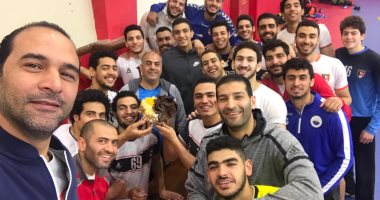 صور.. منتخب شباب اليد يحتفل بعيد ميلاد طارق محروس فى معسكر الأوليمبى