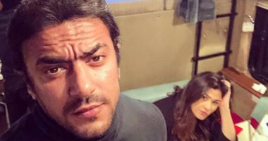 سيلفى يجمع ياسمين عبد العزيز مع أحمد العوضى من كواليس مسلسل الملكة