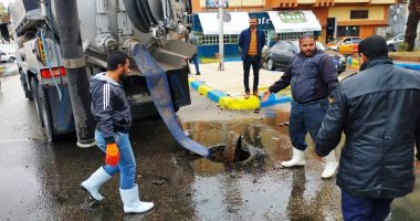 صور.. محافظوا "القناة" يتابعون شفط مياه الأمطار من الشوارع