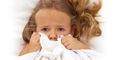 كيف أعرف أن طفلي يعاني من القلق؟..النوم ووجع المعدة أهم الأعراض 