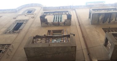 صور.. تحطم 3 سيارات بسبب سقوط شرفة منزل بالمنصورة