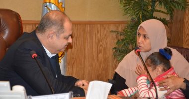 محافظ الغربية خلال لقاء المواطنين يوجه بصرف مساعدات مالية وتوفير فرص عمل