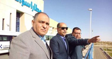 وزير الطيران يتفقد أعمال تطوير مطار أسوان الدولى