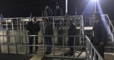 صور.. رئيس جهاز العاشر يقود حملة لرفع مياه الأمطار ليلا