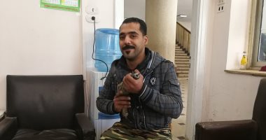 شاهد.. سائق توك توك بالمحلة يستخدم "شنيور وصنفرة سيارات" لتنظيف أذنيه