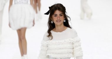 علشان خاطر عيون Chanel.. بينلوبى كروز تتحول لـ"موديل" وتحصد عبارات الإشادة 