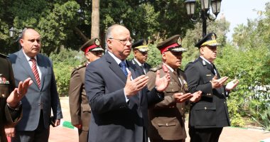 محافظ القاهرة وقائد المنطقة المركزية يضعان إكليل الزهور على مقابر الشهداء
