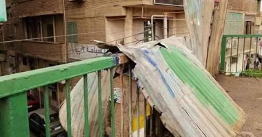 قارئ يحذر من وجود صاج متدلى ومتهالك فوق سور كوبرى اﻷخضر بالشرقية