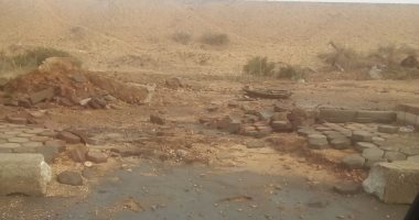شكوى من تكسير الرصيف بإسكان الشباب بالشروق لتصريف مياه الأمطار