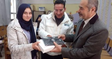 صور.. توزيع 68 ألف تابلت على الطلاب بالجيزة.. والمحافظ يتابع نسب التوزيع
