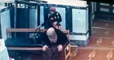 صدق أو لا تصدق.. فتاة تسرق سيدة أثناء الصلاة فى المسجد.. فيديو وصور