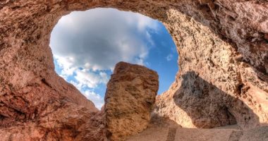 من التاريخ للظواهر الطبيعية النادرة.. قصص أشهر 5 كهوف سياحية فى مصر.. شلالات مياه متجمدة فى "الجارة".. و"روميل" يحكى تاريخ ثعلب الصحراء.. و"سنور" محمية من كسر الزجاج الشفاف.. وطاقتك السلبية تنتهى فى كهوف الملح