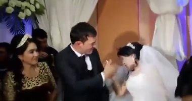 فيديو وصور.. شاب يضرب عروسته بحفل الزفاف بدلا من قبلة الزواج .. اعرف السبب
