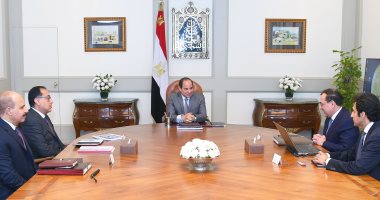 إنجازات قطاع البترول على مكتب الرئيس.. السيسي يوجه بتكثيف التركيز على مشروعات البنية الأساسية للبترول وطرح أول مزايدة للتنقيب بالبحر الأحمر.. وطارق الملا: حققنا الاكتفاء الذاتى من الغاز الطبيعى