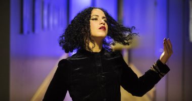 عزلة وحزن وبحر.. آمال مثلوثى تطلق كليب "FootSteps"