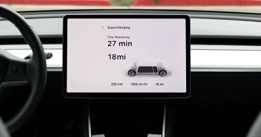 تسلا تطلق الجيل الثالث من محطات شحن سياراتها Supercharging