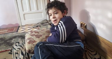 صور.. مأساة طفل مريض التوحد بالبحيرة.. تكاليف علاجه تتعدى 1000جنيه شهريا