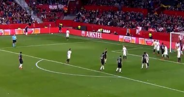 هدف كوميدى يهز شباك إشبيلية فى الدوري الأوروبى.. فيديو 