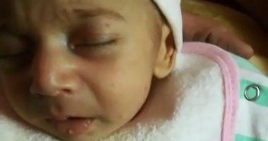 صور.. أب يستغيث بوزارة الصحة لعالج ابنته من ثقبين بالقلب قبل فوات الأوان