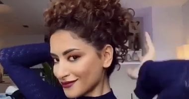 اتعلميها فى دقيقة.. لو شعرك كيرلى جربى تصفيفة الشعر دى للسهرات
