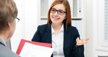اعرف إزاى تستخدم لغة الجسد لتحسين علاقاتك فى الشغل.. فى 8 نصائح