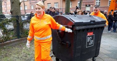 صور.. وزيرة الأسرة بألمانيا تجمع القمامة من المنازل احتفالا باليوم العالمى للمرأة