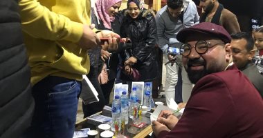 أحمد عايد يوقع ديوانه "سبع كلمات زرقاء" بالنادى الاجتماعى بالسويس (صور)