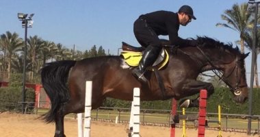 ممثل تلاقى وفارس شغال.. أحمد السقا ينجح فى القفزة الثلاثية بالخيل.. صور