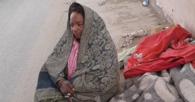 صور.. "احنا معاك".. قارئ يشارك بصور لمريضة سكر مشردة على رصيف فى المرج