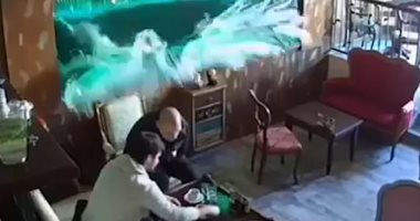 متركب بقاله يومين بس.. انهيار حوض سمك ضخم داخل مقهى بالجبل الأسود.. فيديو