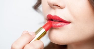 "البرايمر" مهم و"الاسفنجة" لتوزيع كريم الأساس.. حيل بسيطة لمكياج مثالى