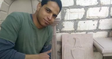 الإصرار نهايته نجاح.."حمزة" استغل هوايته ونحت تماثيل فرعونية صدرها للخارج