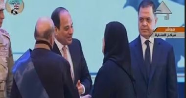 الرئيس السيسي يكرم عددا من الآباء والأمهات المثاليات خلال الندوة التثقيفية..فيديو