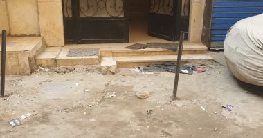 صور.. زرع حواجز حديدية أمام العمارات لمنع ركن السيارات فى الحرفيين