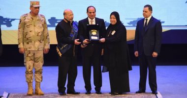 الرئيس السيسي يكرم أسر الشهداء فى الاحتفال باليوم العالمى للشهيد