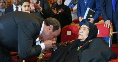 صورة بألف كلمة.. السيسى يقبل يد والدة شهيدين بالقوات المسلحة