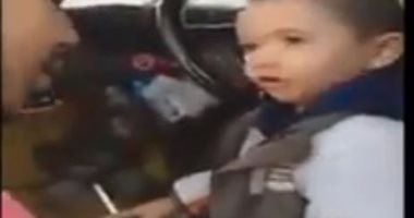 رسالة للقومى للطفولة والأمومة.. طفل يشرب سجائر ويحمل سلاحا داخل ميكروباص