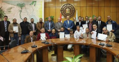 صور..  وزير القوى العاملة يسلم 20 عقدا لمواطنين للعمل بالخارج
