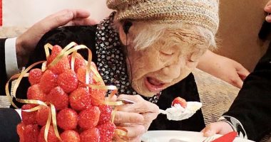 بتورتة الفراولة.. أكبر سيدة على وجه الأرض تحتفل بتكريمها من موسوعة جينيس..صور