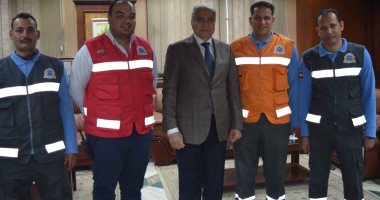 محافظ المنيا يكرم "مسعفين" عثرا على 96 ألف جنيه بحادث بالصحراوى الشرقى