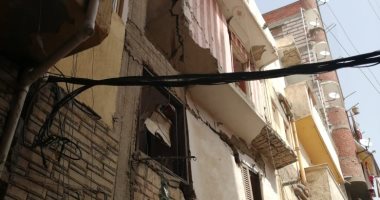 صور.. عقار آيل للسقوط فى شارع أبو بكر الصديق بمحرم بك فى الإسكندرية