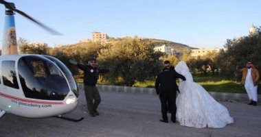 "زفة فى السماء".. عريس أردنى يزف زوجته فى طائرة هليكوبتر.. فيديو وصور