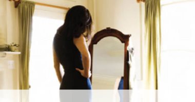 فرصة كبيرة للتوفير.. 4 خطوات لارتداء الملابس القديمة من جديد