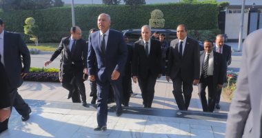 وزير النقل يصل محطة مصر ويبدأ اجتماع مغلق مع قيادات السكة الحديد