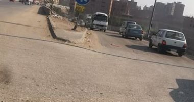 صورة.. سيارة عكس الاتجاه أعلى الطريق الدائرى فى نزلة بكفر طهرمس