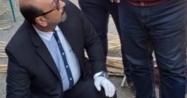 "احنا معاك".. عجوز مشرد بشارع النيل أسفل كوبرى أكتوبر فى الجيزة